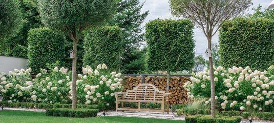 Ogród nowoczesny , stylowy ,zadbany z ławeczką angielską i formowanymi drzewami. Zaciszne miejsce w ogrodzie