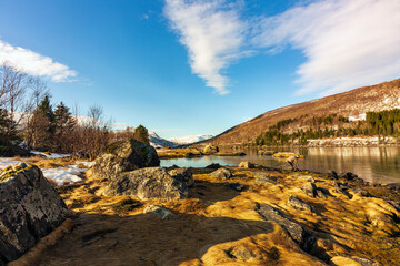 Fiordi Norvegesi. Montagne, neve, mare in Lapponia. Norvegia un paesaggio nella natura