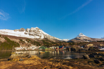 Fiordi Norvegesi. Montagne, neve, mare in Lapponia. Norvegia un paesaggio nella natura