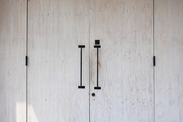 白い扉の黒い取手