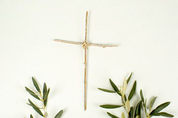 Cruz con rama de olivo, domingo de ramos, semana santa.