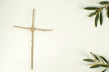 Cruz con rama de olivo, domingo de ramos, semana santa.