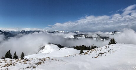 Fototapeta na wymiar Berggipfel im Winter über einem Wolkenmeer, Alpen, Tirol, Österreich