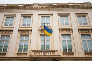 Obraz premium Drapeau de l'Ukraine sur un bâtiment administratif à Bruxelles en Belgique. 