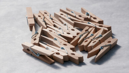 Montón de pinzas de madera para colgar la ropa desordenadas sobre papel blanco