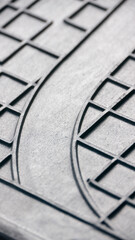 Alfombrilla de goma negra con relieves geométricos