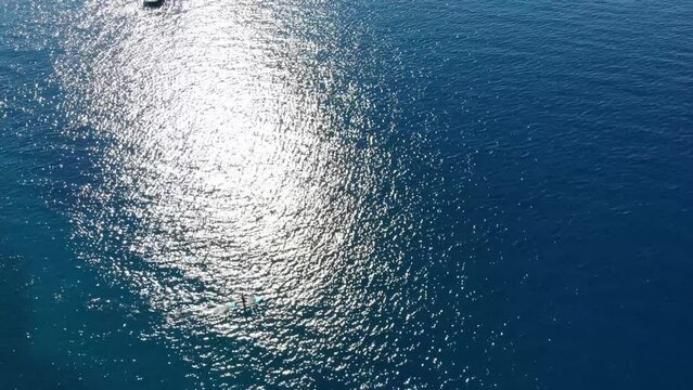 boot, yacht, wasser, meer, sommer, segeln, Segelboot, ozean, insel, himmel, ankern, fahne, freizeit, erholung, ruhe, entspannung, gesellschaft, luftaufnahme, horizont, griechenland, sommer, k&uuml;ste, lan