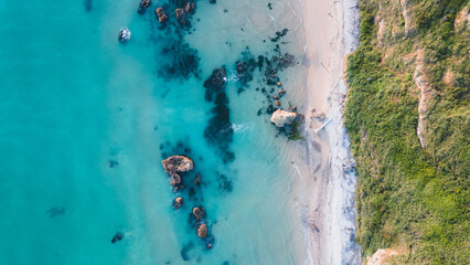 spiaggia e mare cristallino visto dall'alto