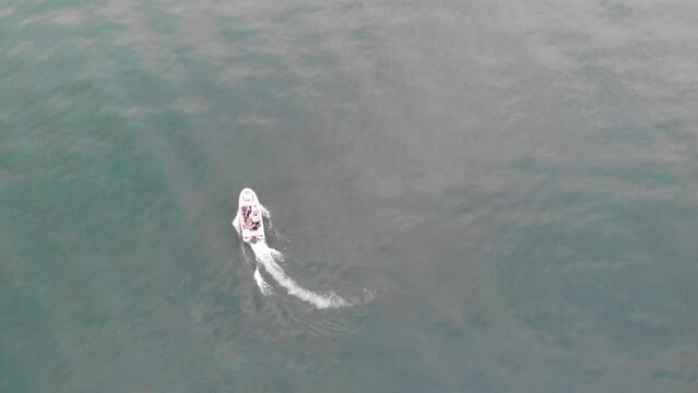 Luftaufnahme von Motorboot fahrend auf Wasser in Italien am Gardasee per Drohne gefilmt