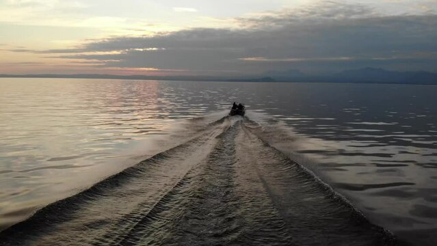 Luftaufnahme von Motorboot fahrend auf Wasser in Italien am Gardasee per Drohne gefilmt