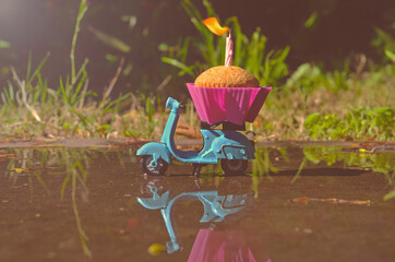 Moto de juguete con cup cake y vela de cumpleaños