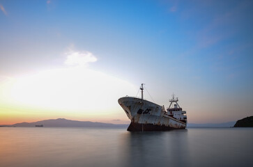 Obraz premium ship at sunset