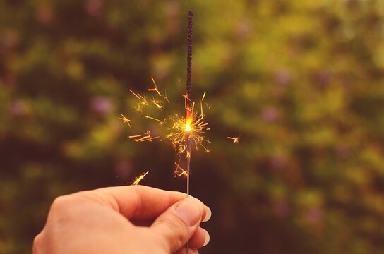 Mujer con bengala en la mano