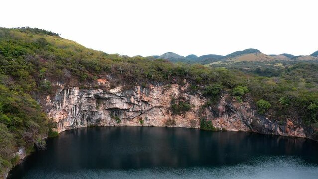 Rocas y aguas del cenote de candelaria, Belleza de monta&ntilde;as y aguas cristalinas de Nent&oacute;n, Huehuetenango, Guatemala