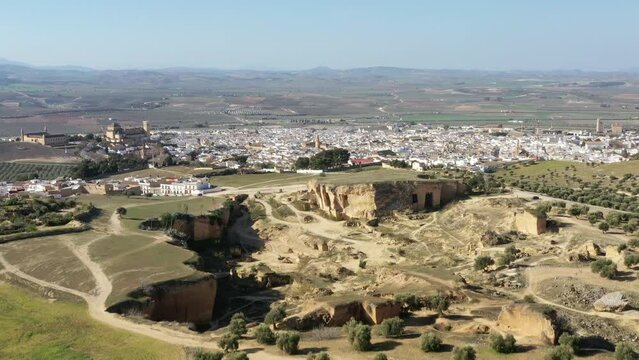 survol de la ville blanche d'Osuna en Andalousie, pr&egrave;s de S&eacute;ville en Espagne et des champs d'oliviers