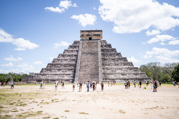 Fototapeta na wymiar mayan pyramid at chichen itza
