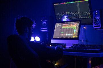 jeune producteur de musique qui travaille dans son studio d'enregistrement, la nuit. Il écoute de...