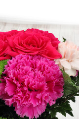 母の日　花のプレゼント　赤いバラとピンクのカーネーション