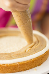 Recheando bolo com creme de buttercream, textura de massa