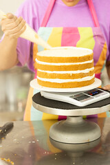 Cobrindo bolo com buttercream