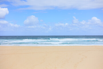 美しい青空と無人の綺麗な砂浜