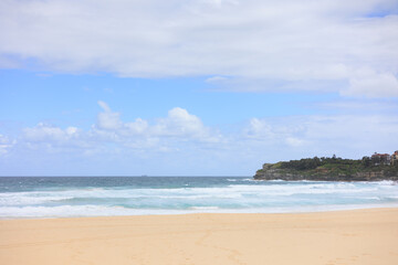 美しい青空と無人の綺麗な砂浜