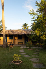 Casa no campo. com arvores tranquila, bem cuidada, no amanhecer