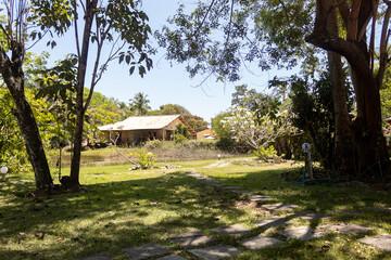 Pousada com árvore, clima tropical, céu azul, grama, 