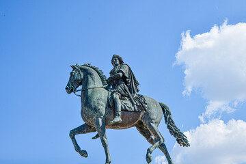 Le Monument à Louis XIV est une statue équestre en bronze de Louis XIV réalisé par le sculpteur François-Frédéric Lemot située sur la place Bellecour à Lyon - obrazy, fototapety, plakaty