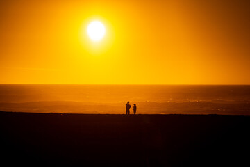 Fototapeta premium Pareja en atardecer