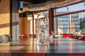 Fototapeta na wymiar soleil à travers les verres posés sur la table dans un restaurant