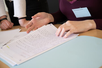 réunion et lecture de contrat avant signature