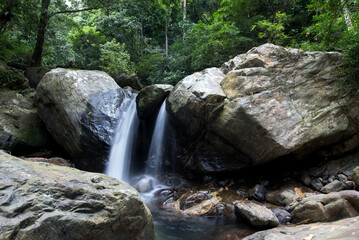 Langzeitbelichtung fließendes Wasser Wildbach im kolumbianischen Amazonas Regenwald.