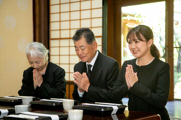 弔い上げ・法事・お葬式（食事シーン・笑顔）
