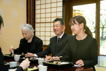 弔い上げ・法事・お葬式（食事シーン・笑顔）

