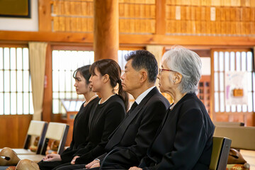 お葬式に参列する遺族
