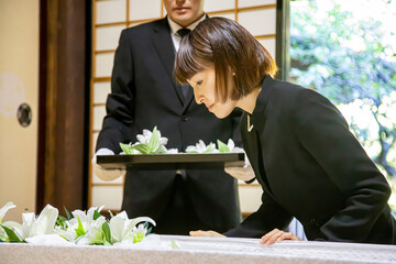 納棺（花入れの儀・女性）
