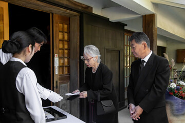 葬式の弔問客（高齢者）
