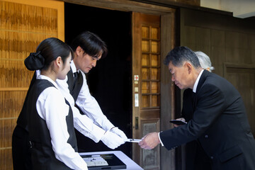 葬式の弔問客（高齢者）
