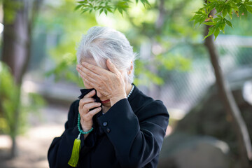 お葬式・葬儀に来た高齢者女性
