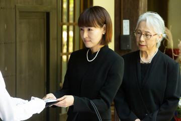 葬式の弔問客
