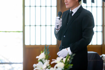 祭壇に立つ葬祭ディレクター
