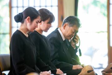 お葬式で泣く遺族（高齢者男性）
