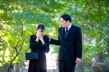 お葬式に来た喪服の夫婦

