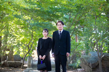 お葬式に来た喪服の夫婦
