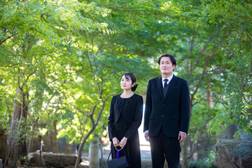 お葬式に来た喪服の夫婦
