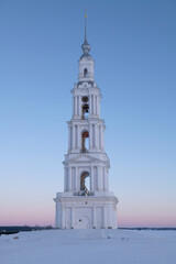 Obraz premium Old flooded bell tower on the Uglich reservoir on early January morning. Kalyazin, Russia