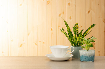 テーブルと板張り壁のインテリアイメージ