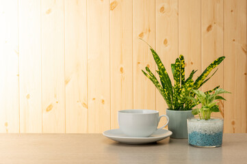 テーブルと板張り壁のインテリアイメージ