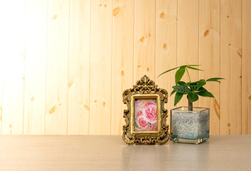 テーブルと板張り壁のインテリアイメージ